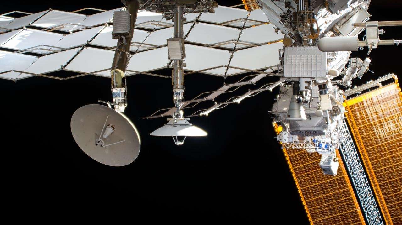 Blick auf ein Kühlpaneel und die Solarpaneele der ISS, aufgenommen aus der Raumfähre Atlantis.