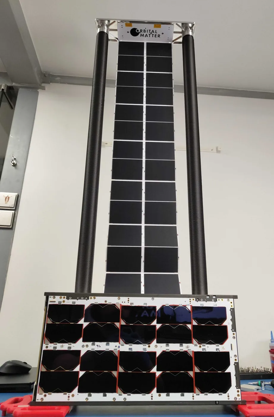 Die zwei gedruckten Träger spannen ein flexibles Sonnenpanel auf der Werkbank auf, der zusammengefaltete Modul hängt darunter